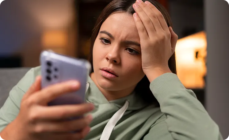 ter-um-site-para-crescer-meu-negocio-na-internet Imagem de mulher frustrada sem site profissional