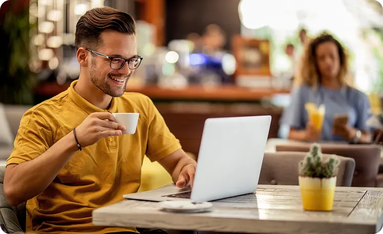 Imagem de cliente feliz com site com autoridade e resultados
